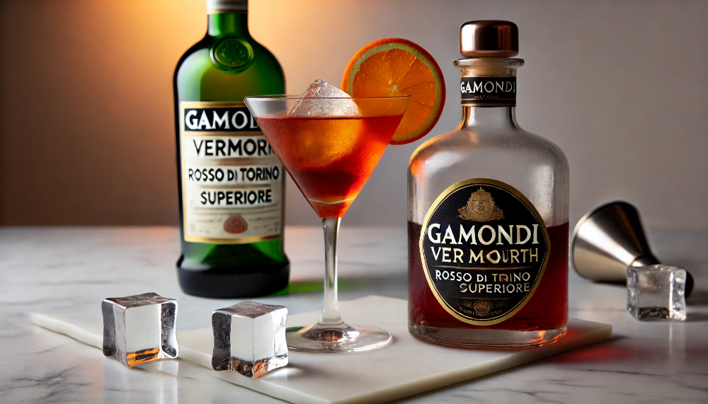 Класичний коктейль Negroni з Gamondi Vermouth Rosso di Torino Superiore та інгредієнтами на мармуровій поверхні