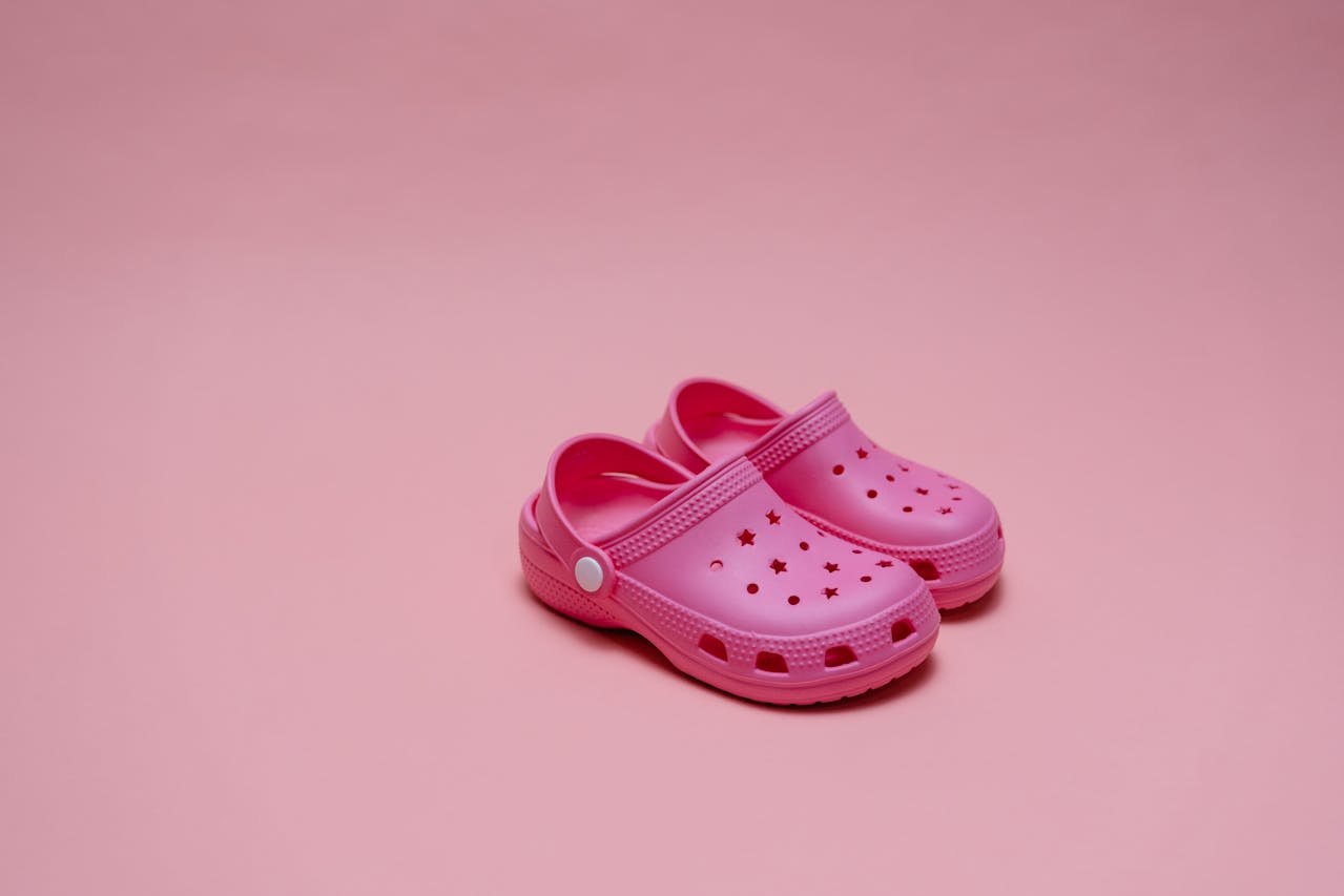 Czy klapki Crocs są zdrowe dla stopy? Poznaj najlepsze modele butów na lato