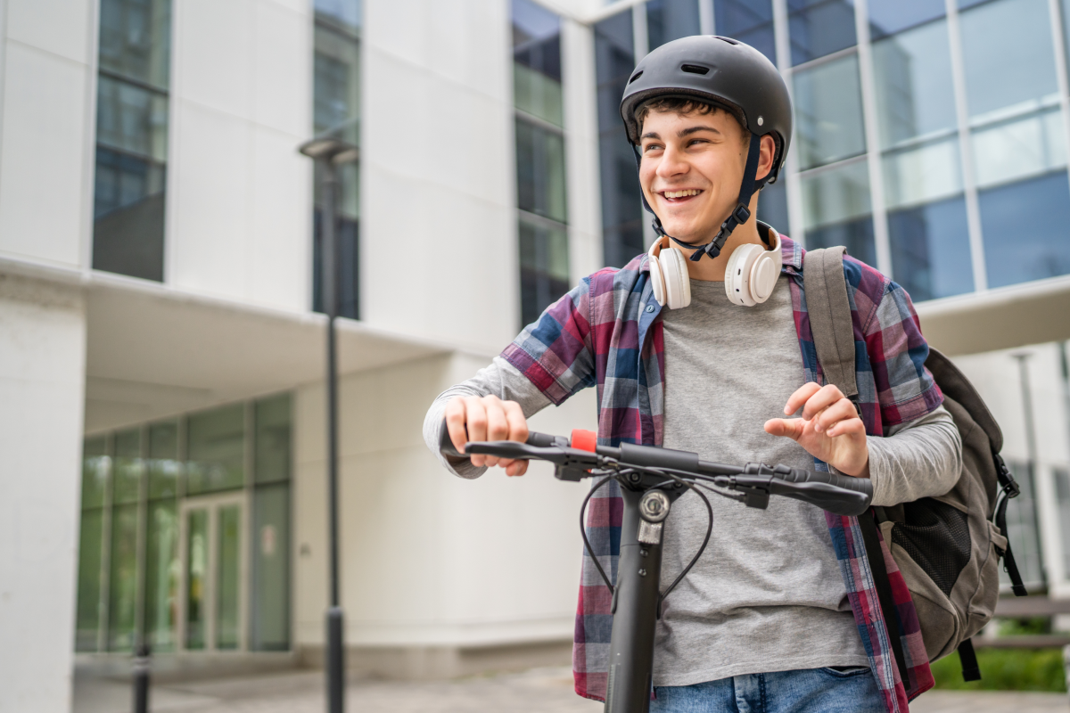 Jaki kask na hulajnogę elektryczną wybrać, żeby jeździć wygodnie i bezpiecznie