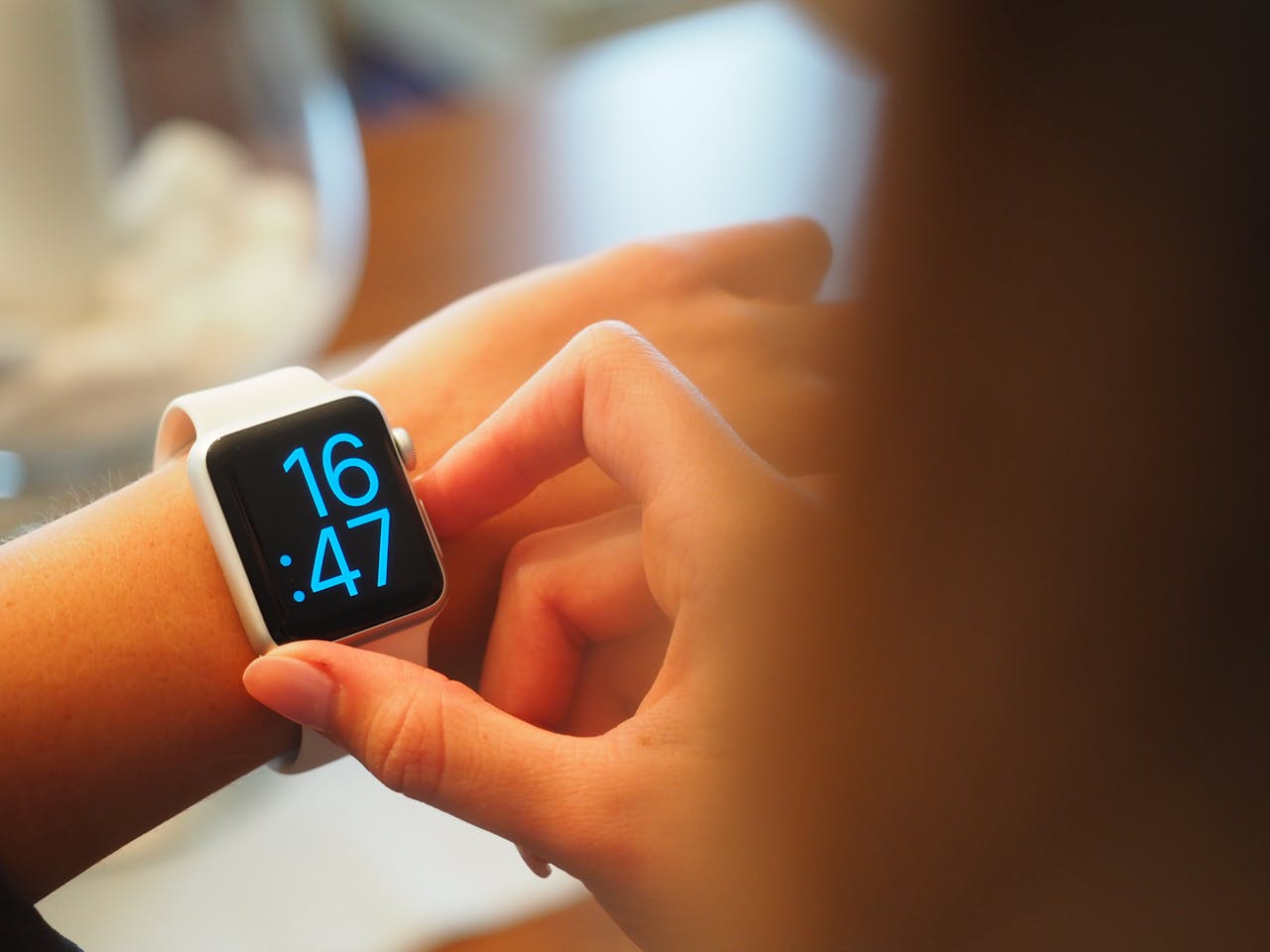 Zegarek, który potrafi więcej. Jaki smartwatch wybrać w dobie AI i funkcji mobilnych?