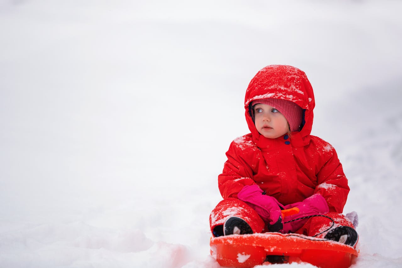 Jak ubrać dziecko odpowiednio do temperatury? Wskazówki na cały rok