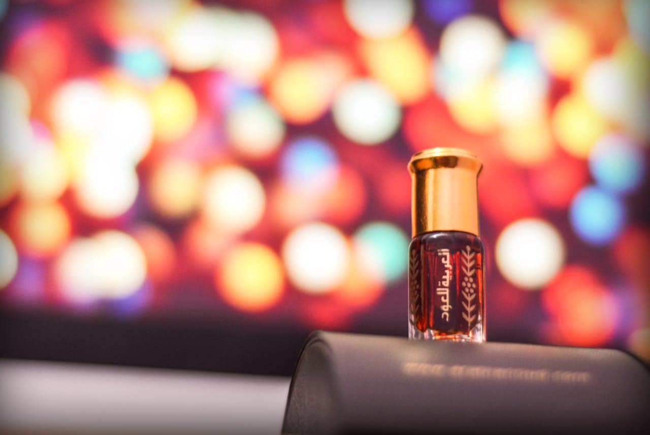 Perfumy sprawiają, że wzrasta Twoja pewność siebie, poprawia się samopoczucie i czujesz, że możesz więcej. Tak działa magia zapachu, szczególnie jeśli dobierzesz odpowiednią kompozycję. Jak znaleźć swoje perfumy, które rezonują z temperamentem, stylem życia i składają się z ulubionych nut zapachowych? Kluczem jest eksperymentowanie i testowanie rozmaitych rozwiązań. Być może okaże się, że stworzone dla Ciebie zostały perfumy arabskie. Te orientalne kompozycje przeżywają właśnie okres największej popularności i kradną serca, a przede wszystkim nosy, ludzi na całym świecie. Jeśli intrygują Cię te zapachy i chcesz wiedzieć o nich więcej, czytaj dalej. Opowiemy, czym wyróżniają się arabskie zapachy w branży perfumiarskiej, gdzie je kupić oraz jakie są najlepsze arabskie perfumy, które warto wybrać dla siebie.